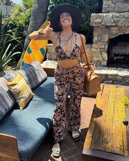 Nikki Howard feet photo thumbnail