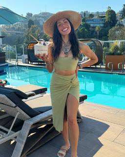 Nikki Howard feet photo thumbnail