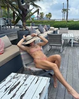 Nikki Howard feet photo thumbnail