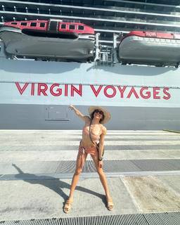 Nikki Howard feet photo thumbnail