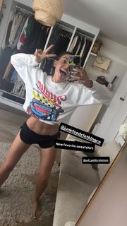 Nikki Howard feet photo thumbnail