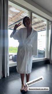 Nikki Howard feet photo thumbnail