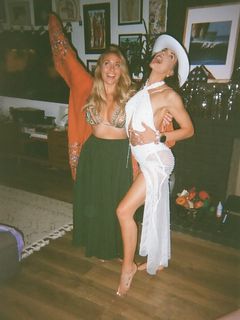 Nikki Howard feet photo thumbnail