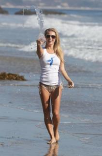 Nikki Leigh feet photo thumbnail