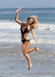 Nikki Leigh feet photo thumbnail