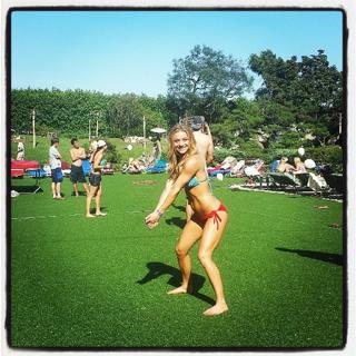 Nikki Leigh feet photo thumbnail