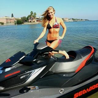 Nikki Leigh feet photo thumbnail