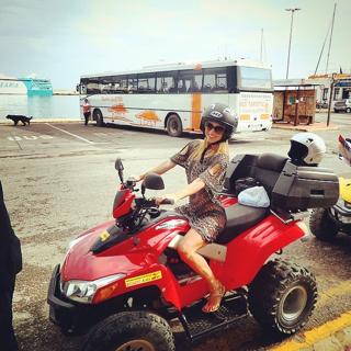 Nikki Leigh feet photo thumbnail