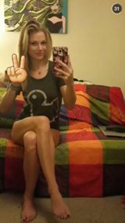 Nikki Leigh feet photo thumbnail