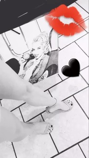 Nikki Leigh feet photo thumbnail