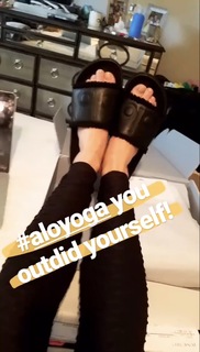 Nikki Leigh feet photo thumbnail