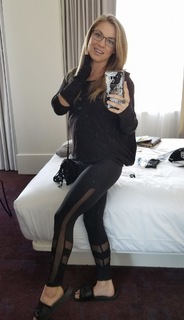 Nikki Leigh feet photo thumbnail