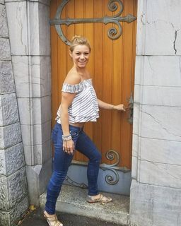 Nikki Leigh feet photo thumbnail