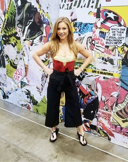 Nikki Leigh feet photo thumbnail