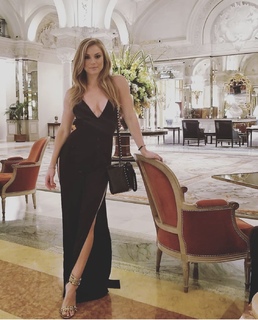 Nikki Leigh feet photo thumbnail