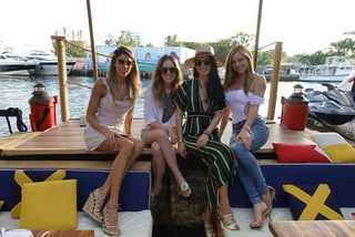 Nikki Leigh feet photo thumbnail