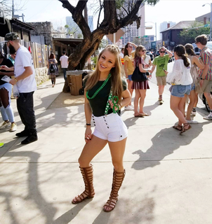 Nikki Leigh feet photo thumbnail