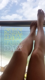 Nikki Leigh feet photo thumbnail