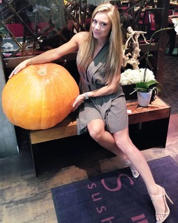 Nikki Leigh feet photo thumbnail