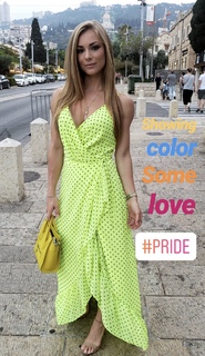 Nikki Leigh feet photo thumbnail