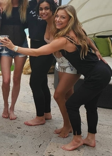 Nikki Leigh feet photo thumbnail