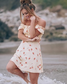 Nikki Leigh feet photo thumbnail