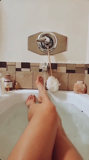 Nikki Leigh feet photo thumbnail