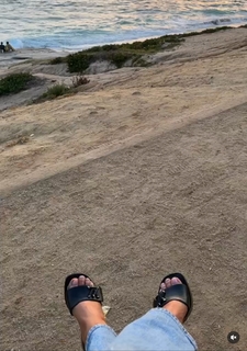 Nikki Leigh feet photo thumbnail