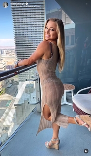 Nikki Leigh feet photo thumbnail