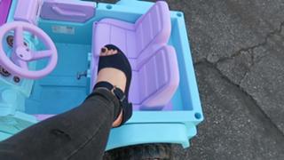 Nikki Limo feet photo thumbnail