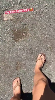 Nikki Limo feet photo thumbnail