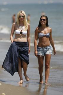 Nikki Sanderson feet photo thumbnail