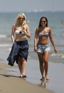 Nikki Sanderson feet photo thumbnail