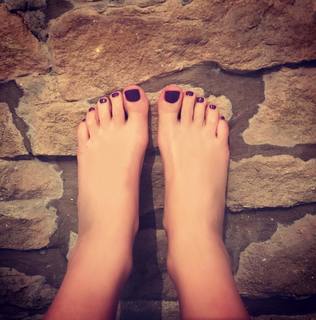 Nikki Sanderson feet photo thumbnail