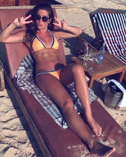 Nikki Sanderson feet photo thumbnail