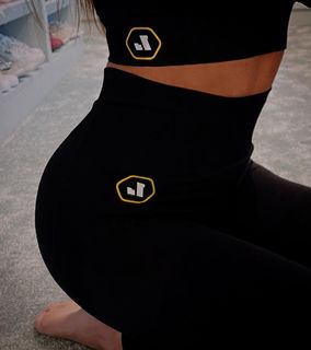 Nikki Sanderson feet photo thumbnail