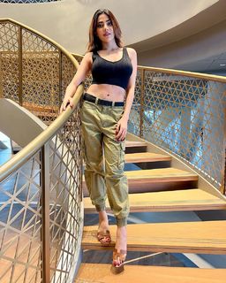 Nikki Tamboli feet photo 17