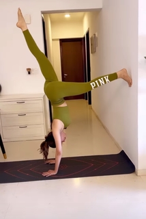 Nikki Tamboli feet photo 11