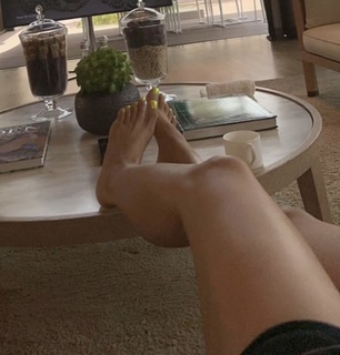 Nikki Tamboli feet photo 3