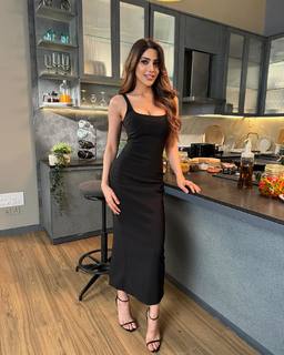 Nikki Tamboli feet photo 12