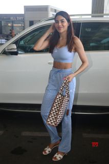 Nikki Tamboli feet photo 12