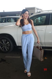 Nikki Tamboli feet photo 11