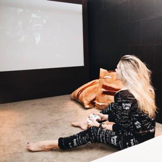 Nikkie Plessen feet photo thumbnail