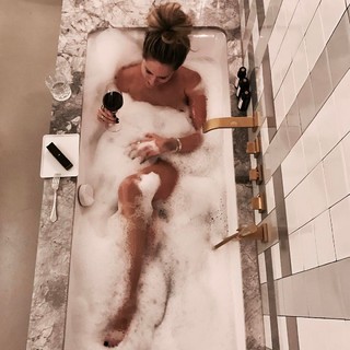 Nikkie Plessen feet photo thumbnail
