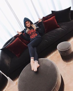 Nikkie Plessen feet photo thumbnail