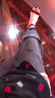 Nikkie Plessen feet photo thumbnail