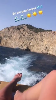 Nikkie Plessen feet photo thumbnail