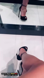 Nikkie Plessen feet photo thumbnail
