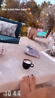 Nikkie Plessen feet photo thumbnail