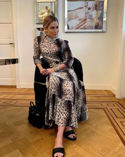 Nikkie Plessen feet photo thumbnail